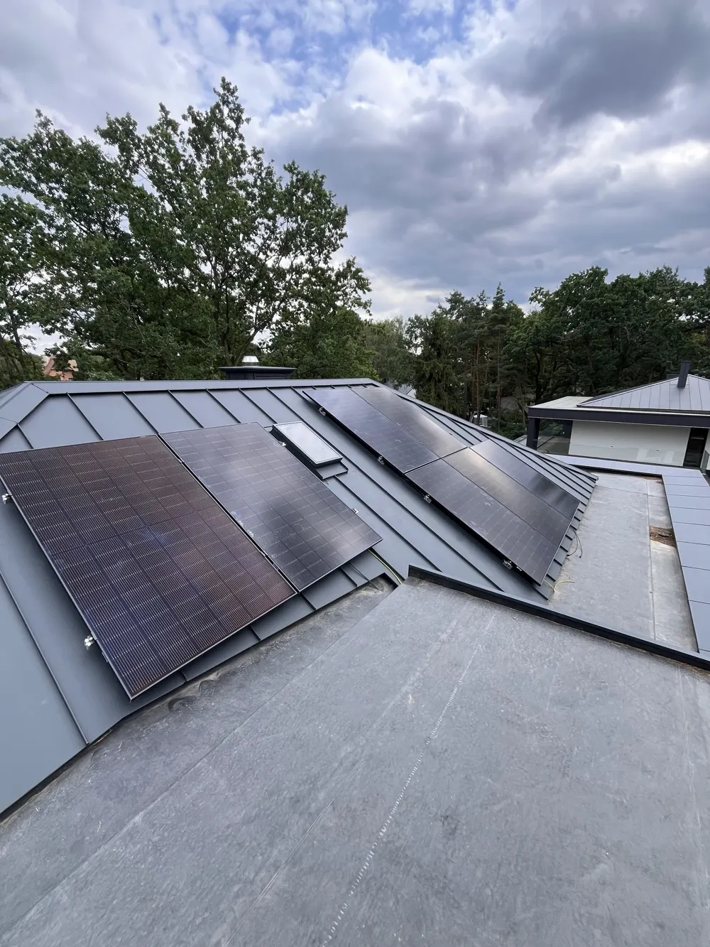 Wykonanie instalacji 5 kW, wraz z magazynem energii – Sulejówek: Instalacja fotowoltaiczna na dachu