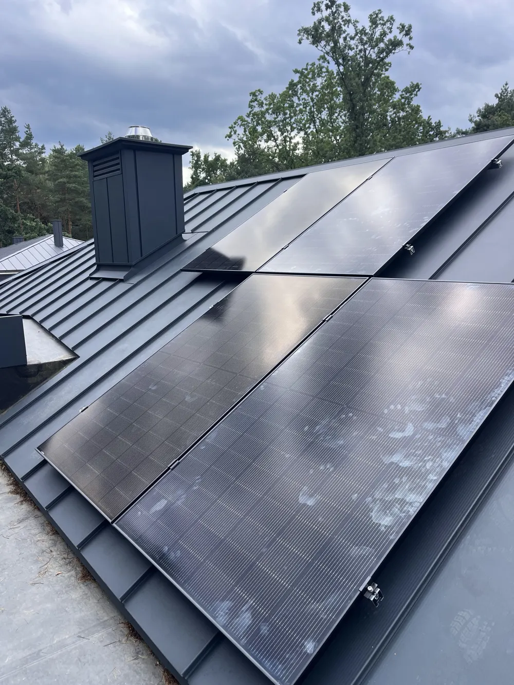 Wykonanie instalacji 5 kW, wraz z magazynem energii – Sulejówek: Moduły fotowoltaiczne – montaż na dachu