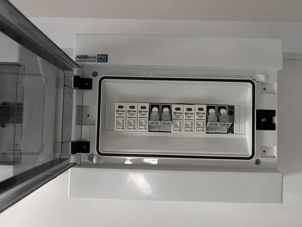Wykonanie instalacji 5 kW, wraz z magazynem energii – Sulejówek: Rozdzielnica DC z ogranicznikami przepięć