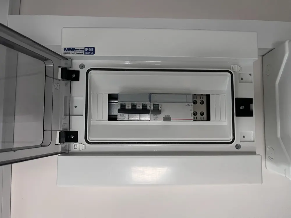 Wykonanie instalacji 5 kW, wraz z magazynem energii – Sulejówek: Rozdzielnica z zabezpieczeniami